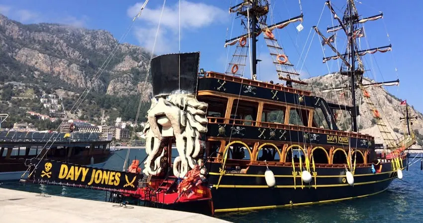 Davy Jones Pirate Boat