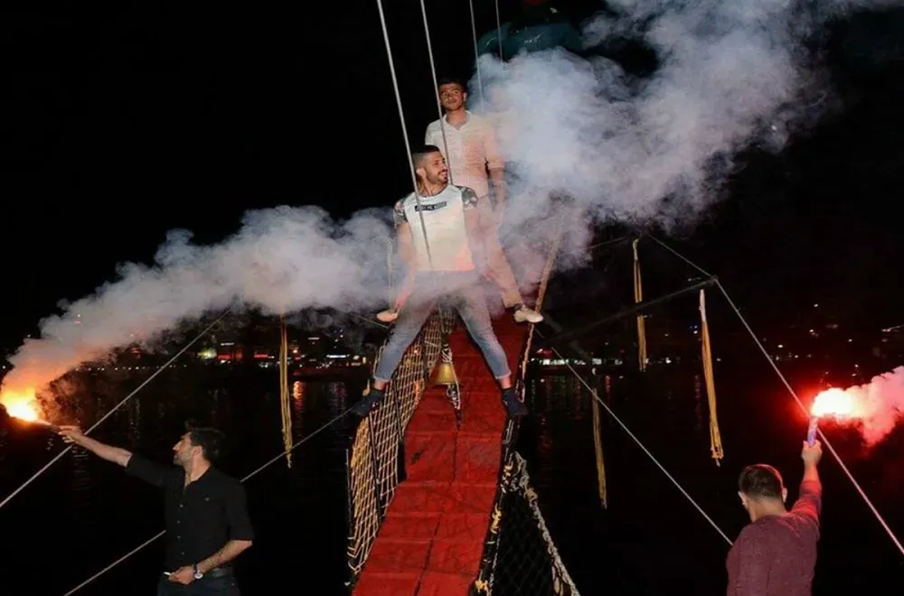 Party Boat — 2/3