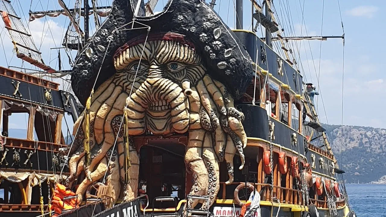 Mamma Mia Pirate Boat — 2/5